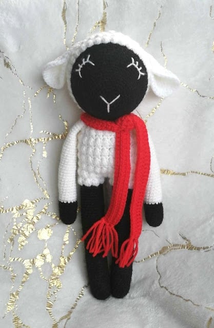This sweet free pattern from Häkelfieber Austria is part of the Zoo Clique 2025 series. Crochet a soft shell-stitch lovey with an adorable sheep head—perfect for gifting or cuddling.